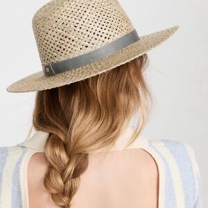 Janessa Leone otis hat